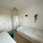 Apartment Family & Group Near Carcavelos Beach, Nova Sbe & Nci Academy 24 - Stairs Only *