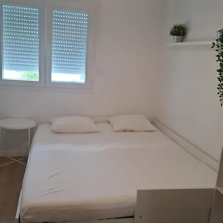 Family & Group Near Carcavelos Beach, Nova Sbe & Nci Academy 24 - Stairs Only Oeiras