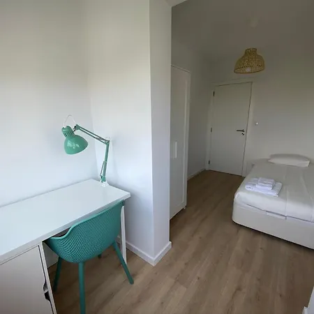 Family & Group Near Carcavelos Beach, Nova Sbe & Nci Academy 24 - Stairs Only Apartment Oeiras