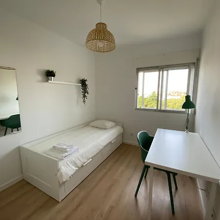 Family & Group Near Carcavelos Beach, Nova Sbe & Nci Academy 24 - Stairs Only Apartment