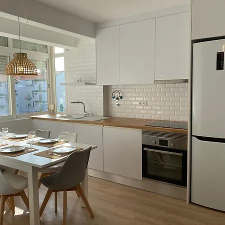 Family & Group Near Carcavelos Beach, Nova Sbe & Nci Academy 24 - Stairs Only Apartment